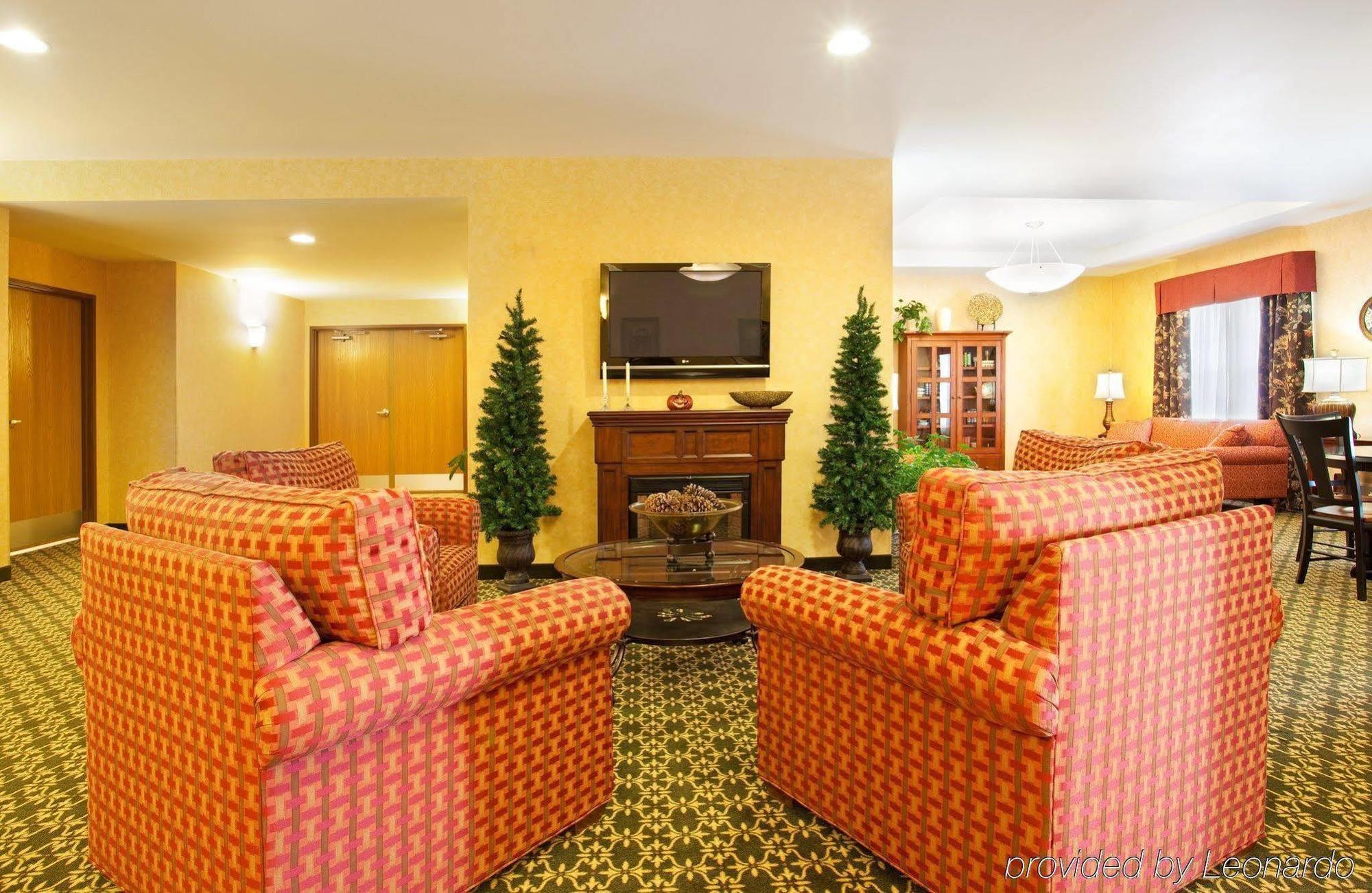 Holiday Inn Express & Suites Iron Mountain, An Ihg Hotel Interior photo